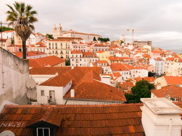 View of the Alfama Neighborhood in Lisbon, Portugal, with colorful buildings and the National Pantheon — Stock Photo, Image