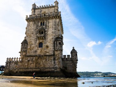 Belem kulesigörünümü, Tagus nehri, açık gün ve mavi gökyüzü, Lizbon