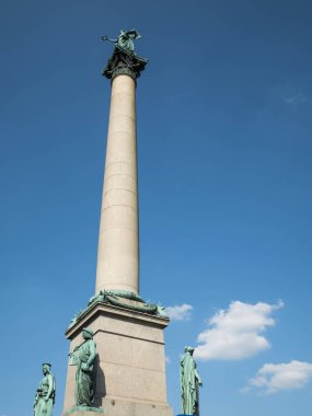 Schlossplatz'da Kral Wilhelm sütunu ve Yeni Kale, Stuttgart, Almanya