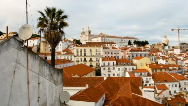 Uitzicht op de wijk Alfama in Lissabon, Portugal, met kleurrijke gebouwen en het nationaal Pantheon — Stockvideo