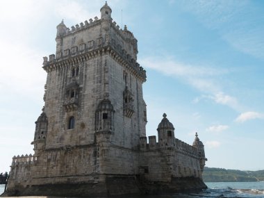 Belem kulesigörünümü, Tagus nehri, açık gün ve mavi gökyüzü, Lizbon