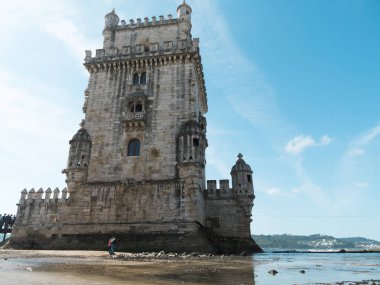 Belem kulesigörünümü, Tagus nehri, açık gün ve mavi gökyüzü, Lizbon