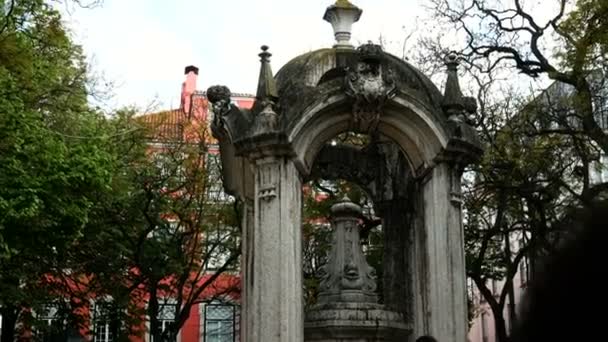 Lisabon, pohled na náměstí Largo do Carmo, oblíbený čtverec v čtvrti Bairro Alto za letní odpoledne v Lisabonu v Portugalsku — Stock video