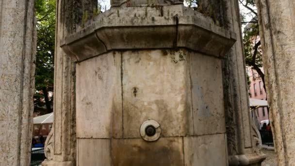 Piazza di Lisbona, veduta del Largo do Carmo una piazza popolare nel quartiere Bairro Alto in un pomeriggio d'estate, Lisbona, Portogallo — Video Stock