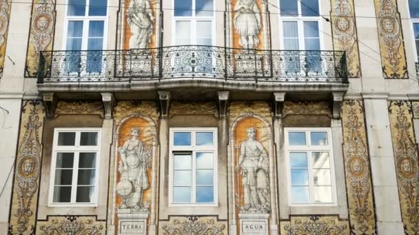 Европа, Португалия, Лисбон, украшение фасада в районе Шиаду — стоковое видео
