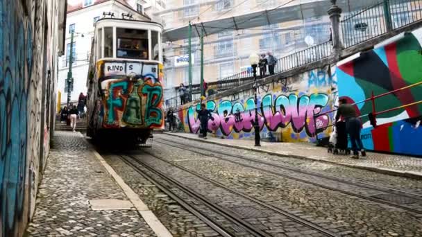 Gloria Funicular en el centro de Lisboa, Monumento Nacional en Portugal y una atracción turística popular de Europa — Vídeo de stock