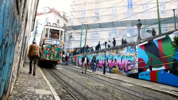 Gloria Funicular i centrum av Lissabon, National Monument i Portugal och en populär turistattraktion i Europa — Stockvideo