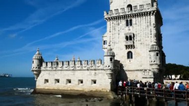 Belem kulesigörünümü, Tagus nehri, açık gün ve mavi gökyüzü, Lizbon