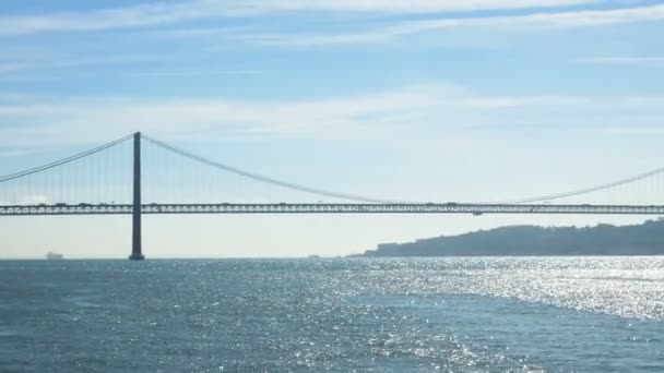 Puente 25 de Abril en Lisboa, Portugal. Un puente colgante gemelo del puente Golden Gate — Vídeo de stock