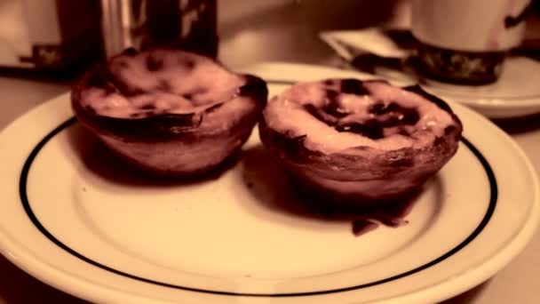 Schotel met de beroemde pasteis de nata, typisch dessert van Lissabon, Portugal — Stockvideo