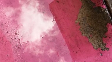 Lizbon ünlü Rua Cor de Rosa sokakta bir su birikintisi bir bina ve bulutların yansıması