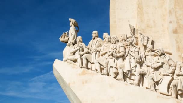 Monument över den nya världens upptäckter i Belem, Lissabon, Portugal. — Stockvideo