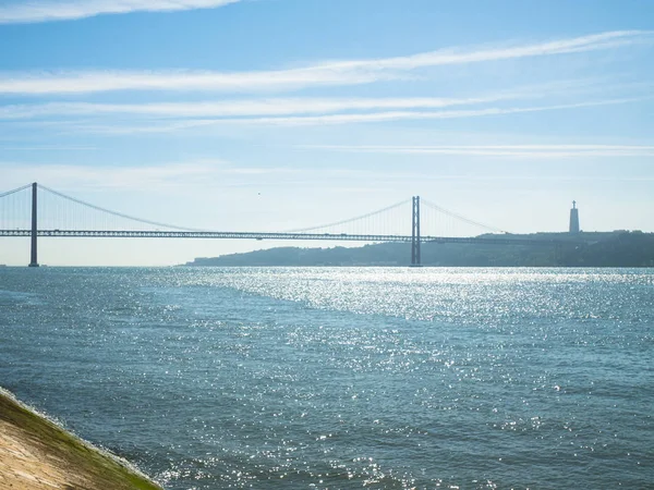 Lizbon, Portekiz'de 25 de Abril köprüsü. Golden Gate köprüsünün asma köprü ikizi