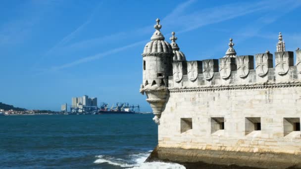 Pohled na věž Belem, na řece Tagus, jasný den a modrá obloha, Lisabon — Stock video