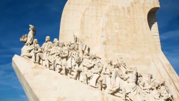 Monument över den nya världens upptäckter i Belem, Lissabon, Portugal. — Stockvideo