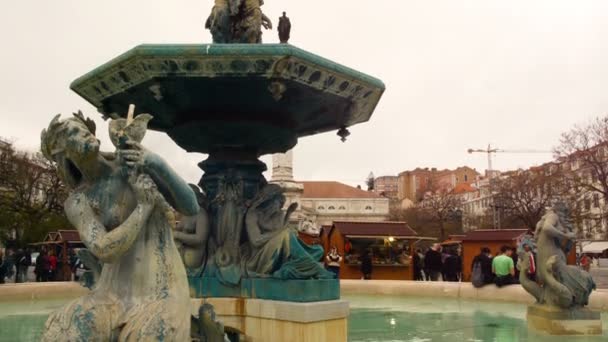 Portugal, Lisbonne, Fontaine et le monument à Dom Pedro IV sur la place Rossio — Video