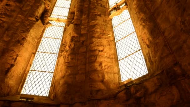 Вид изнутри на окна в монастыре Кармо — стоковое видео
