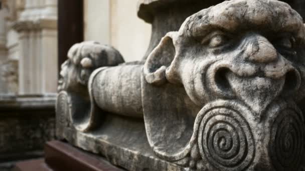 Capital tallada y decorada, con figuras de animales, monasterio de Carmo — Vídeos de Stock