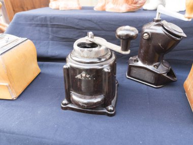 kullanılan bir pazar tezgahında kahve öğütücü