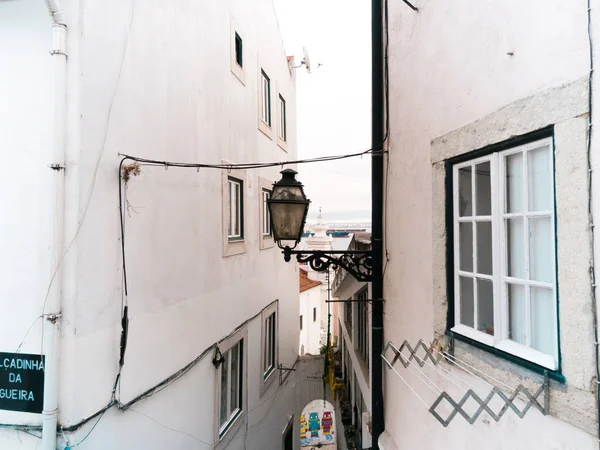 Evlerin duvarlarında yelken kargo ile Tagus nehri görünümü — Stok fotoğraf