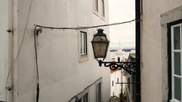 Vue sur le Tage avec cargaison traversant les murs des maisons — Video