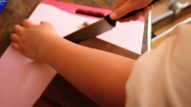 Genç pasta ev yapımı hamur işi temsil etmek için çikolata, ideal görüntüleri büyük bir tablo parçalar halinde kesilmiş