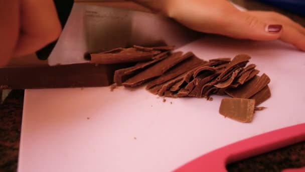 Jonge gebak een grote tafel van chocolade, ideale beelden te vertegenwoordigen zelfgemaakte gebak in stukjes gesneden — Stockvideo