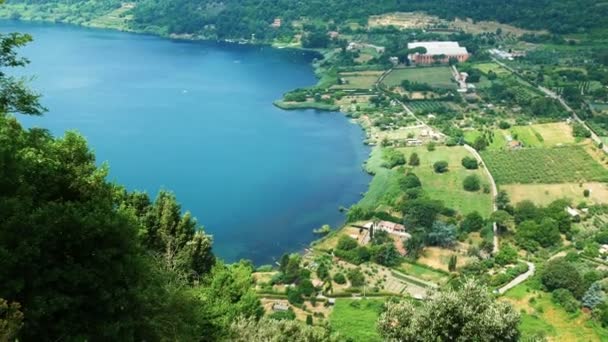 Nemi, un pueblo cerca de los castillos romanos, provincia de Roma, famoso por su lago y fresas — Vídeos de Stock