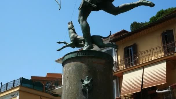 Fontaine de Diana, village de Nemi près de Rome célèbre pour ses fraises — Video