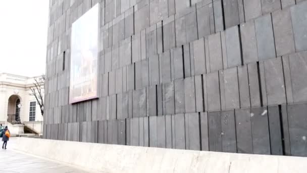 Vienna, Ausztria - 2015. augusztus 08.: Mumok Museum Moderner Kunst vagy Museum of Modern Art egy múzeum a Museumsquartier Bécs, hogy 7000 modern és kortárs művészeti alkotások gyűjteménye. — Stock videók