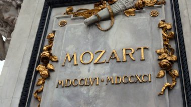 Mozart heykel Viyana, Avusturya. Wolfgang Amadeus Mozart kesinlikle Viyana ve Avusturya ile bağlı en iyi bilinen isimlerden biri. Mozart heykel Viyana şehir merkezinde. İmparatorluk Sarayı bahçelerine