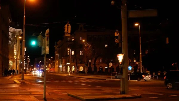 Verkeer van auto's gaat op de nacht in Wenen, Oostenrijk — Stockfoto