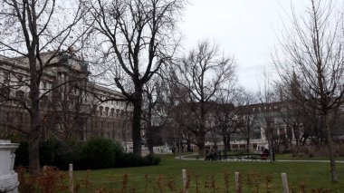 Mozart heykel Viyana, Avusturya. Wolfgang Amadeus Mozart kesinlikle Viyana ve Avusturya ile bağlı en iyi bilinen isimlerden biri. Mozart heykel Viyana şehir merkezinde. İmparatorluk Sarayı bahçelerine