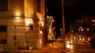 Otomobillerin trafik akşamı Viyana, Avusturya'da gider.