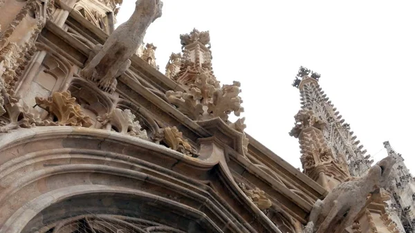 Closeup of Stephen Church, Tour de la cathédrale à Vienne, croix d'or par temps nuageux — Photo