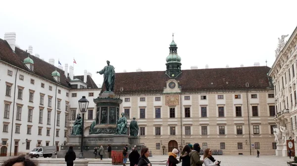 Vienna, Oostenrijk 4k beelden van de Albertina Gallery, Wenen, Oostenrijk. De Albertina is het grootste residentiële paleis van Habsburg, en vandaag het herbergt een belangrijk gallery. — Stockfoto