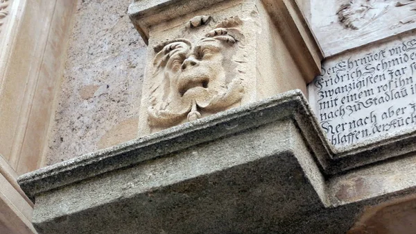 Closeup da igreja de Stephen, torre da catedral em Viena, cruz dourada em dia nublado — Fotografia de Stock