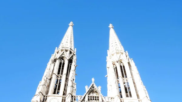 Close-up van Stephen kerk, kathedraal tower in Wenen, gouden kruis in bewolkte dag — Stockfoto