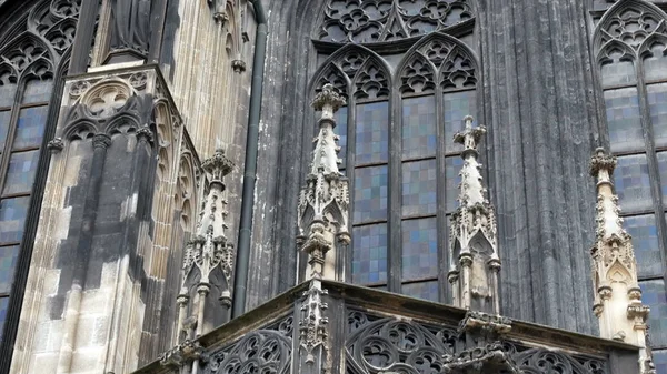 Close-up van Stephen kerk, kathedraal tower in Wenen, gouden kruis in bewolkte dag — Stockfoto