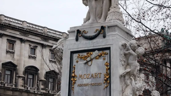 Estatua de Mozart en Viena, Austria. Wolfgang Amadeus Mozart es sin duda uno de los nombres más conocidos relacionados con Viena y Austria. Estatua de Mozart en el centro de Viena. Jardines del Palacio Imperial — Foto de Stock