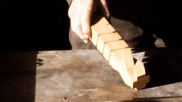 Bliska stolarz cięcie drewnianych desek — Zdjęcie stockowe
