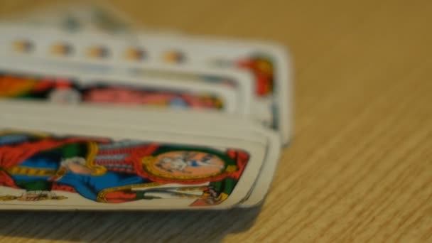 Sporingsskudd på spillkort på bordet – stockvideo