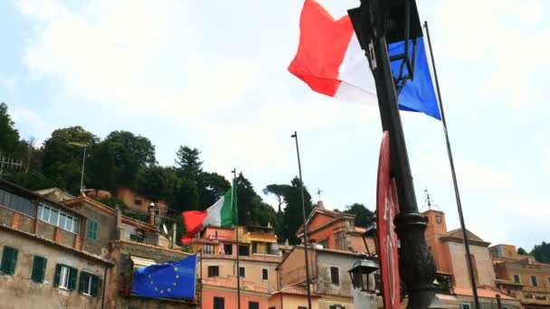 Flaggen von Italien und Europa wehen in nemi, rom provinz — Stockvideo