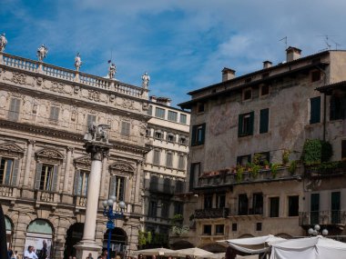 Piazza delle Erbe Verona, Veneto bölgesinin sembolü bir aslanla mermer sütun