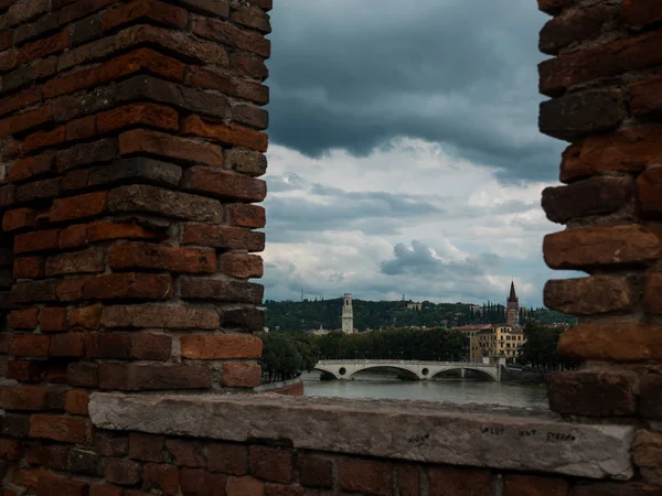 Vista do rio Adige a partir da ponte castelvecchio em Verona, destino para os turistas apaixonados — Fotografia de Stock