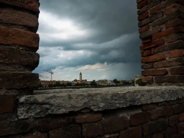 Vista del río Adigio desde el puente castelvecchio en Verona, destino para los turistas enamorados — Foto de Stock