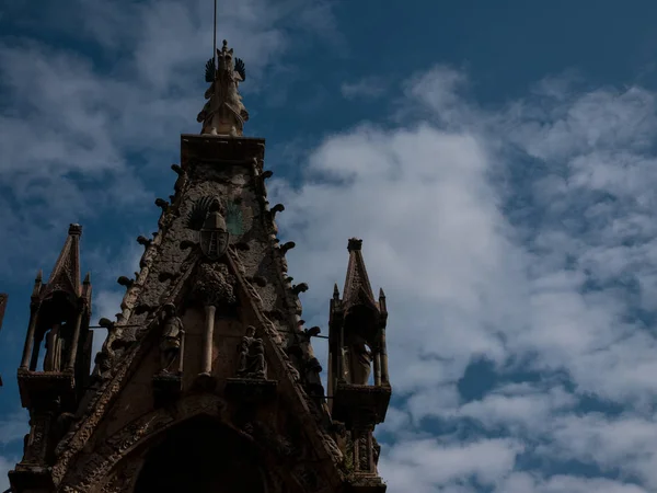 Uitzicht op de kerk van Santa Maria Antica is een Romaanse kerk, gelegen in het historische centrum van Verona — Stockfoto