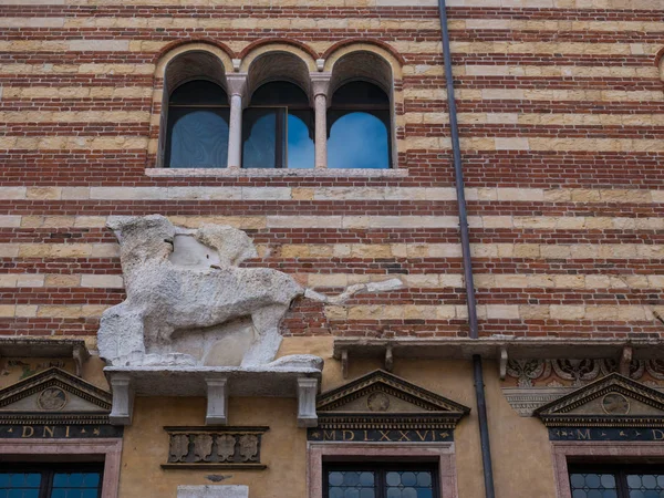 Leone in Piazza delle Erbe a Verona, simbolo del Veneto — Foto Stock
