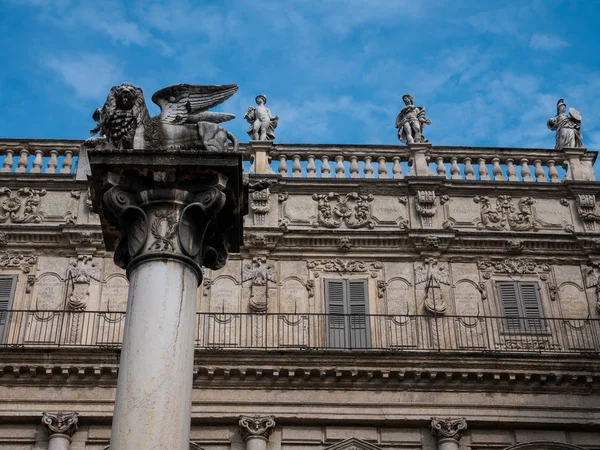 Colonne de marbre avec un lion sur la Piazza delle Erbe à Vérone, symbole de la Vénétie — Photo