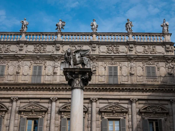 Мраморная колонна со львом на площади Пьяцца делле Эрбе в Вероне, символ региона Венето — стоковое фото